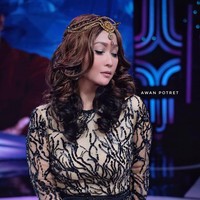 Gaya glamor dengan rambut cokelat yang ditata ikal. Foto: Dok. Instagram/@inul.d