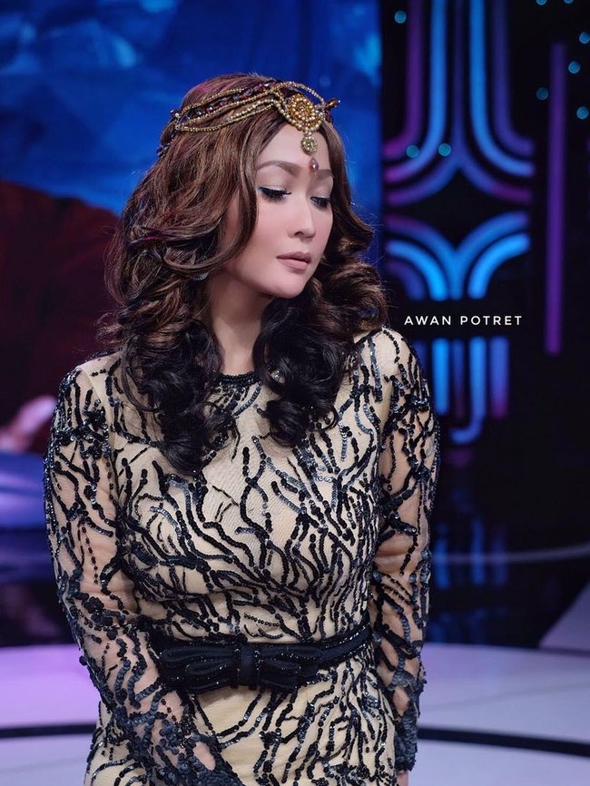 Gaya glamor dengan rambut cokelat yang ditata ikal. Foto: Dok. Instagram/@inul.d