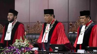 Setelah terpilih kembali menjadi Ketua MK, Arief Hidayat mengingatkan seluruh hakim konstitusi untuk menjaga integritas.