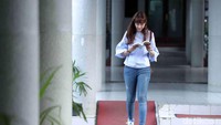 Sambil berjalan, Tsamara Amany terlihat membaca buku.