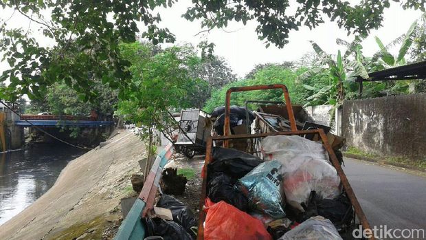  Gerobak sampah di Jl Inspeksi Kali Grogol, Jumat (14/7/2017)