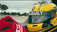Rosemary merupakan orang tertua di dunia yang mengendarai mobil F1 bertenaga 800 daya kuda itu. Foto: Pool (Youtube)