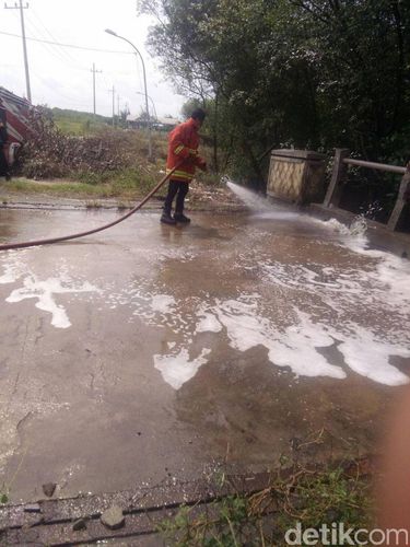 Ceceran limbah diduga B3 disemprot air Dinas PMK/