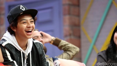 Ini Bukti Kalau Ternyata Bastian Steel Doyan Makan Junk Food