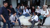 Ia terlihat berbincang dengan teman-teman kuliahnya.