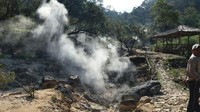 Kawah ini memiliki kadar belerang yang tidak terlalu pekat dan suhu air cukup panas. Hal ini yang kemudian dijadikan pengunjung untuk berendam dan serbuk yang terbentuk dari sisa belerang (Satria/detikTravel)