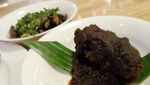Jadi Makanan Terenak Sedunia, Intip Deretan Rendang di Rumah Makan Minang Ini