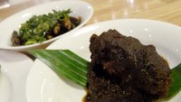 Rendang di Marco Padang Grill juga jadi salah satu menu favorit. Randang bumbu itam jadi ciri khas Bukittinggi.