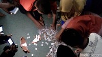 Sementara pengasuh panti, Mokhamad Mukhidin (37) mengatakan, uang tabungan milik 14 anak panti terkumpul Rp 2-3 juta. Dia bersyukur, saat persoalan ini mencuat, banyak donatur yang datang membantu.