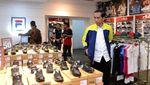 Gaya Jokowi Pakai Jaket Baru Saat Blusukan