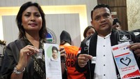Kasat Narkoba Polres Jakarta Selatan, Kompol Vivick Tjangkung (kiri) menunjukkan paket sabu yang diamankan dari tersangka.
