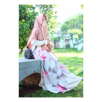 Tampil anggun dalam balutan printed dress seperti yang dikenakan oleh Ressa Rere. Wanita dengan pengikut Instagram lebih dari 425 ribu itu memakai floral dress dan kerudung pink. Cadar warna peach cukup netral saat dipadukan dengan peach. Foto: Dok. Instagram @ressarere