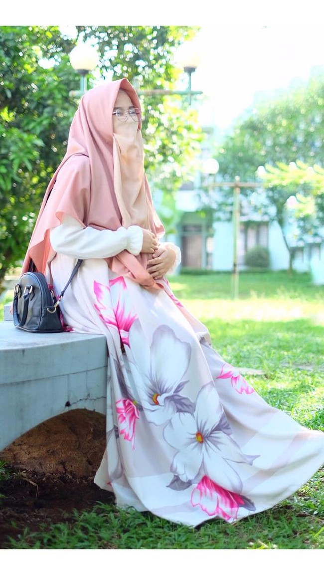 Tampil anggun dalam balutan printed dress seperti yang dikenakan oleh Ressa Rere. Wanita dengan pengikut Instagram lebih dari 425 ribu itu memakai floral dress dan kerudung pink. Cadar warna peach cukup netral saat dipadukan dengan peach. Foto: Dok. Instagram @ressarere