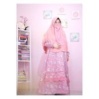 Ressa Rere tampil klasik dalam balutan gamis panjang dengan detail renda dan penuh motif bunga-bunga. Istri Ryan Qari ini memadankan gamis tersebut dengan khimar panjang warna pink untuk tetap terlihat matching. Foto: Dok. Instagram @ressarere