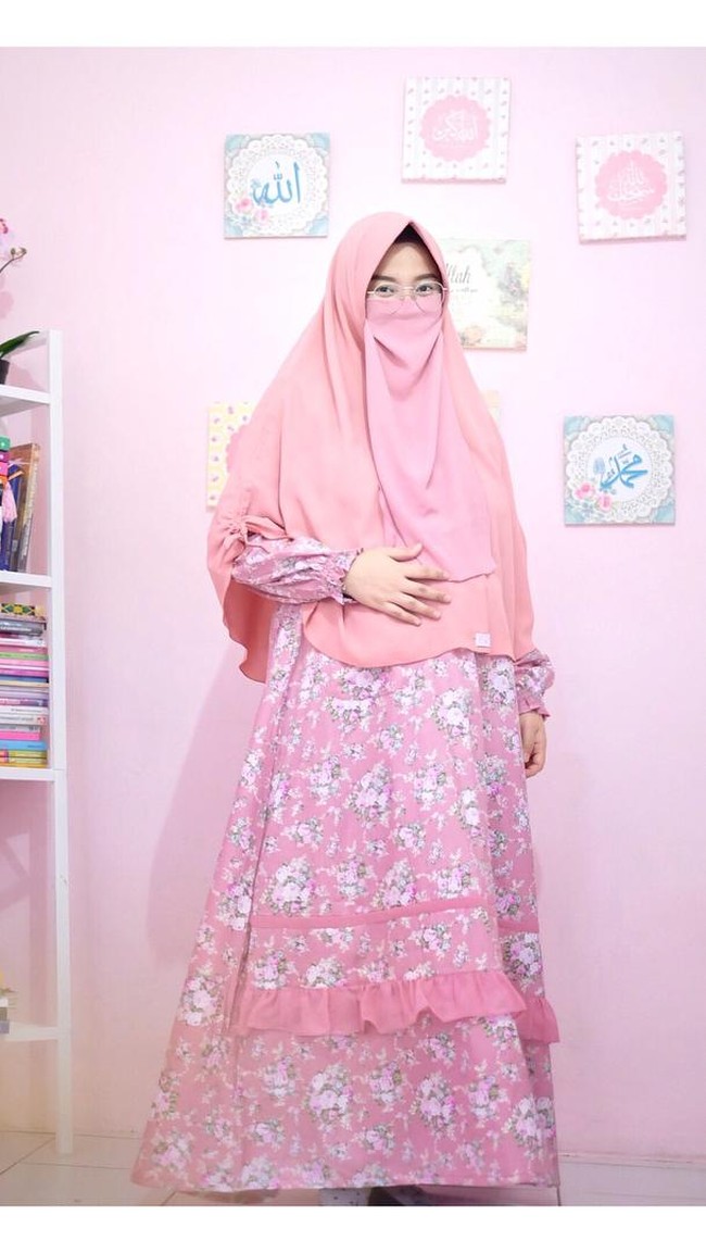 Ressa Rere tampil klasik dalam balutan gamis panjang dengan detail renda dan penuh motif bunga-bunga. Istri Ryan Qari ini memadankan gamis tersebut dengan khimar panjang warna pink untuk tetap terlihat matching. Foto: Dok. Instagram @ressarere