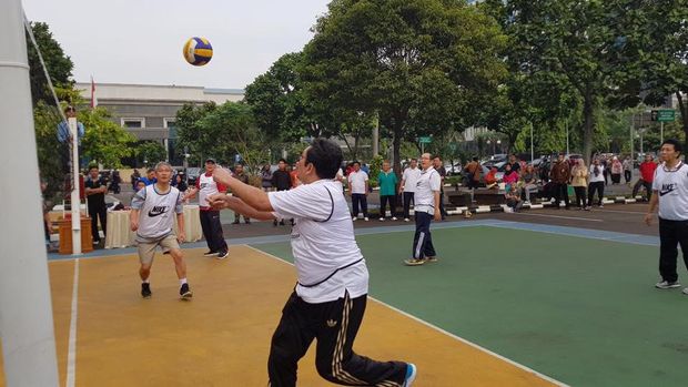 Intip Gaya Sri Mulyani Bermain Voli di Jumat Pagi