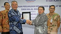 Dirut PT PP Tumiyana (kiri) dan Wadirut Bank Mandiri Sulaiman A Arianto (kanan) berjabat tangan usai penandatanganan kerja sama. Dalam kerja sama ini, Bank Mandiri menyiapkan layanan dan produk perbankan khusus berupa program payroll package bagi PP Group dan pegawainya, di mana Mandiri memberikan fasilitas benefit dan kemudahan pengelolaan gaji yang di-bundling bersama fasilitas kredit konsumsi dengan rate khusus kepada jajaran karyawan/karyawati PP Group.