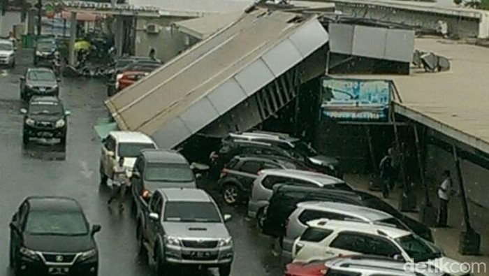 Atap Kanopi Harbour Bay Batam Roboh