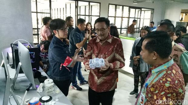 Gubernur DKI Jakarta Djarot S Hidayat mengunjungi Jakarta Creative Hub.