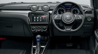 Di bagian interior, Swift Hybrid hadir dengan aksen biru di tuas transmisi, layar khusus untuk hybrid dengan grafis distribusi daya serta terdapat paddle shift. Mobil ini juga dibekali Dual Camera Brake Support. Foto: Dok. Suzuki