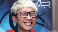 Namun komedian berusia 36 tahun itu mengaku senang bila Evelyn sudah bahagia dan menjalani kehidupannya dengan normal.