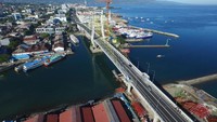 Jembatan sepanjang 1,127 km berbiaya Rp 300 miliar ini punya pemandangan indah bila Anda di atasnya. Bila Anda berdiri di atas jembatan ini, pemandangan Pulau Manado Tua terlihat indah dengan gunung yang menjulang di tengah-tengah laut Teluk Manado. Pool/Ditjen Binamarga.