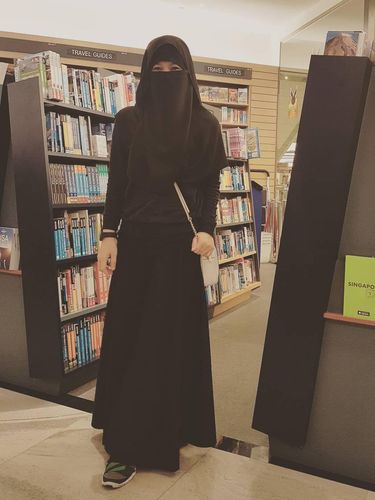 Diana Nurliana memakai niqab. 