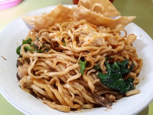 Bakmi Jhon Punya Mi Ayam Jamur Gerobakan dengan Sambal Goreng yang Dahsyat