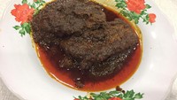 RM Surya cabang Bendungan Hilir punya rendang enak. Daging rendangnya begitu empuk, pas dengan bumbu yang pekat gurih.