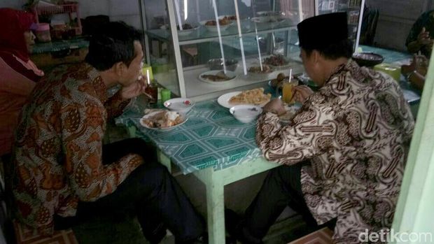 Bupati Batang Wihaji dan Wakilnya Suyono makan bersama Mak Tie
