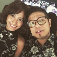 Artika dan Baim merupakan pasangan yang jarang diterpa gosip. Sejak menikah pada 2008, hubungan keduanya tampak harmonis. Baim pun kerap memuji kecantikan sang istri di akun Instagramnya. Foto: Dok. Instagram Artika Sari Devi