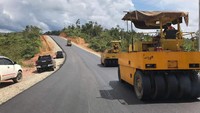 Selama dua tahun terakhir, atau sejak 2015 hingga 2017, pemerintah telah membangun, dan membuka jalan perbatasan Kalimantan. Dari total 849,76 kilometer (km) jalan paralel perbatasan di Kalbar, hingga akhir 2017 diproyeksikan ada sepanjang 742,4 km yang sudah dibuka jalurnya. Sehingga sisanya sekitar 107,3 km yang belum dibuka, ditarget sudah bisa dibuka 100% dan fungsional pada 2018 mendatang. Pool/Dok. PUPR.