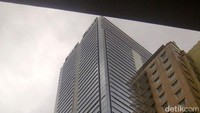 Sahid Sudirman Center juga salah satu gedung tertinggi di Jakarta. Gedung tersebut setinggi 258 meter.