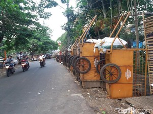 Tak Ada Tempat, Gerobak Sampah Parkir Berjejer di Kali Grogol