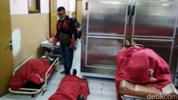 Saat ini baik sopir truk maupun sopir bus tengah menjalani pemeriksaan di Satlantas Polres Probolinggo. Ke-10 korban saat ini sudah dibawa ke kamar mayat RSUD dr Mohammad Saleh Kota Probolinggo. Salah satu korban tewas merupakan warga asing asal Austria bernama Imanuel (25).
