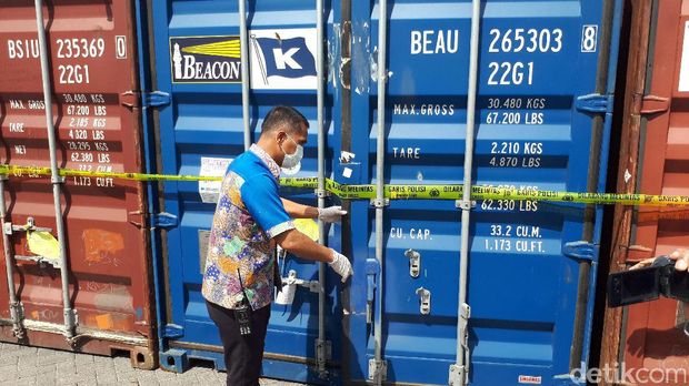 Limbah cair di tiga kontainer itu dibuang di saluran air/