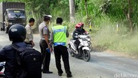 Dari hasil olah TKP yang dilakukan Satuan Lalu Lintas, penyebab utama kecelakaan ini akibat faktor kelalaian pengemudi. Mereka melaju kencang meski tidak begitu mengenal medan jalan. Diketahui bus melaju kencang di lokasi kejadian dengan kecepatan sekitar 80 km/jam di saat jalan menikung. Karena sopir tidak menguasai kendaraannya, maka bus oleng dan membentur truk yang datang dari arah berlawanan.
