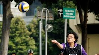 Begini gaya Sri Mulyani saat asyik bermain voli. Istimewa/Facebook/Sri Mulyani Indrawati.