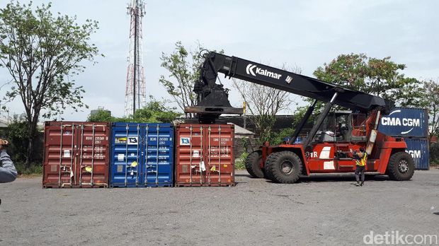 Limbah cair di tiga kontainer itu dibuang di saluran air/