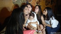 Jessica Iskandar, Chacha Frederica, Sally Adelia, dan beberapa teman lainnya yang tergabung dalam Girls Squad memberikan kejutan kepada dr Irene yang menggunakan rok pink. Foto: Veynindia E. Pardede