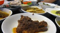  Ada beberapa cabang Pagi Sore di Jakarta. Selain rendang daging, di sini ada rendang ayam. Bumbunya gurih dengan aksen sedikit manis.