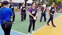 Olahraga yang dimainkan adalah voli. Sri Mulyani ditemani Wakil Menteri Mardiasmo dan jajaran pejabat eselon I Kemenkeu. Di antaranya Sekjend Hadiyanto, Dirjen Anggaran Askolani, Dirjen Perbendaharaan Marwanto, Dirjen Bea Cukai Heru Pambudi, Staf Ahli Menkeu Satrio Utomo dan Susiwijono Moegiarso. Istimewa/Facebook/Sri Mulyani Indrawati.