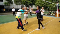 Sri Mulyani pun memajang kegiatan tersebut dalam akun Facebook resminya. Mantan Direktur Bank Dunia itu terlihat mengenakan baju kaus berwarna ungu yang dilapisi rompi hitam, senada dengan celananya. Istimewa/Facebook/Sri Mulyani Indrawati.