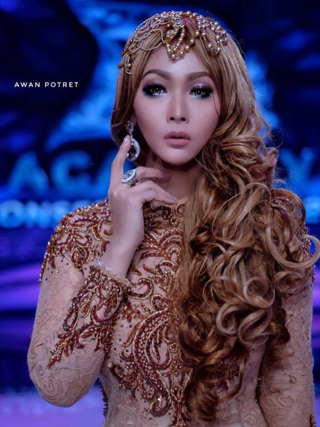 Kali ini Inul Daratista bergaya dengan rambut keriting keemasan. Foto: Dok. Instagram/@inul.d