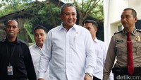 Ia tiba di Gedung KPK, Jalan Kuningan Persada, Jakarta Selatan, Jumat (14/7/2017) sekitar pukul 09.29 WIB. Mengenakan kemeja putih, ia sempat memberi keterangan kepada wartawan saat akan masuk ke dalam gedung.