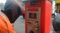Keberadaan mesin parkir elektronik dinilai hanya sebagai pajangan saja. Sebab, kebanyakan pengendara masih melakukan transaksi konvensional dengan membayar langsung ke juru parkir. (Foto: Mochamad Solehudin/detikcom).