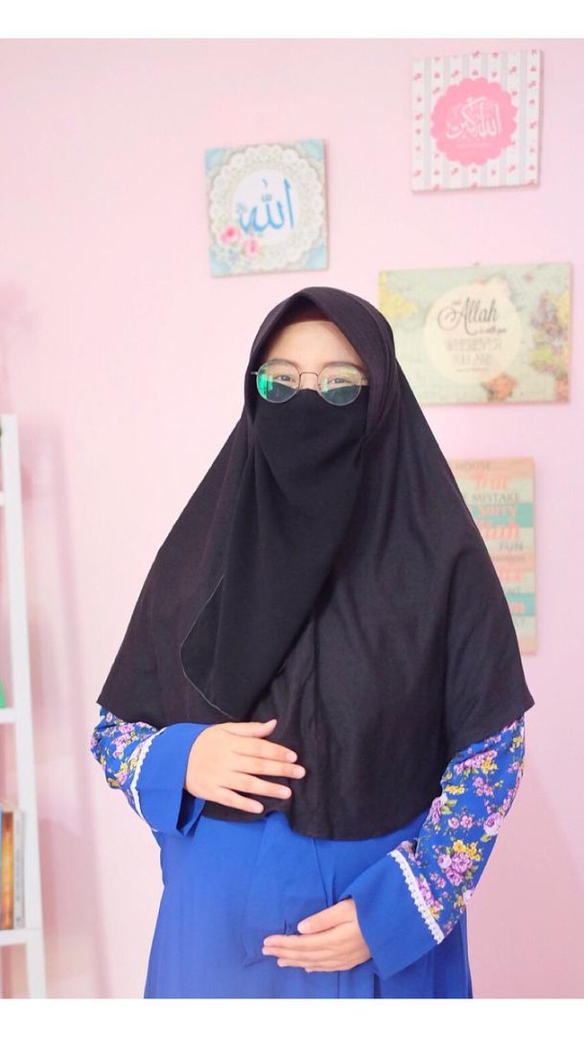 Ressa Rere tetap berbusana anggun dengan warna hijab yang solid antara khimar dan gamisnya. Terciptanya corak floral memberikan kesan yang lebih atraktif. Sementara untuk cadar dipilih yang polos dan disesuaikan dengan warna khimarnya. Foto: Dok. Instagram @ressarere
