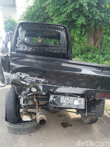 Mobil pikap yang bertabrakan dengan BMW di Tol Jagorawi
