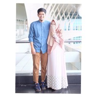 Berbusana anggun dengan penerapan gamis corak dan khimar polos juga cadar. Gamis yang dipilih Ressa Rere tidak terlihat kaku selalu memiliki sentuhan floral pada beberapa sisinya. Foto: Dok. Instagram @ressarere