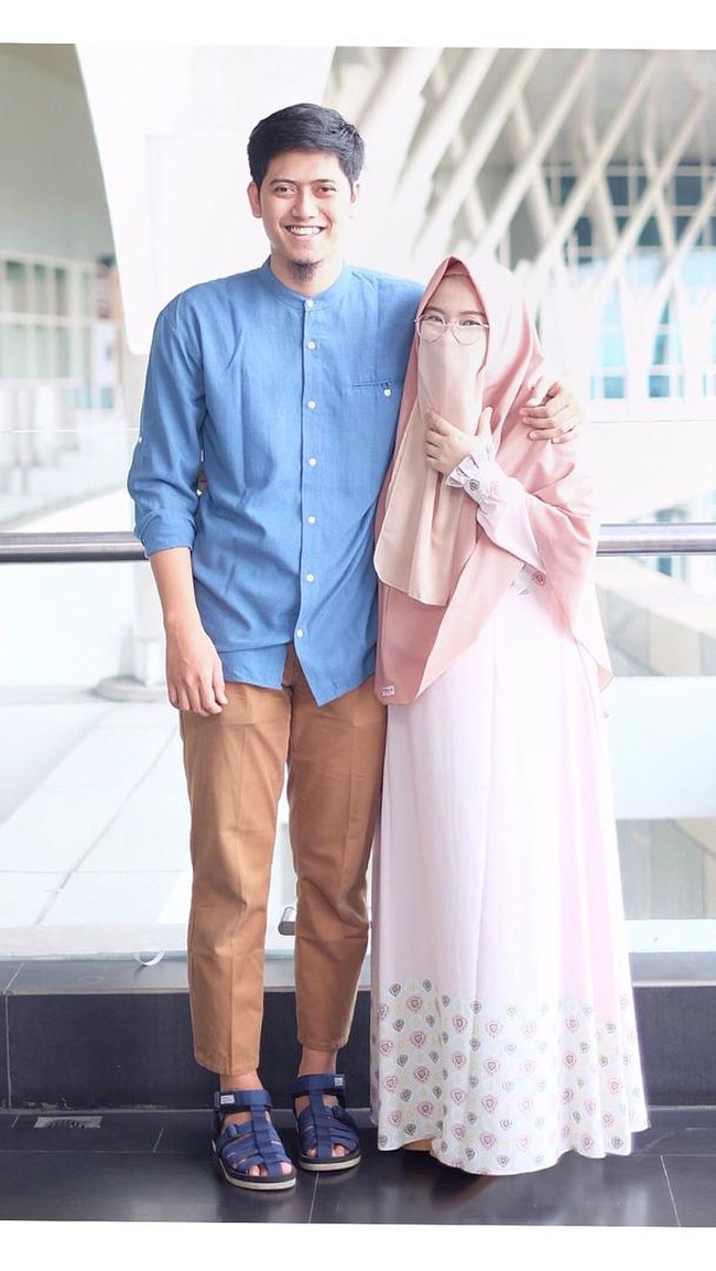 Berbusana anggun dengan penerapan gamis corak dan khimar polos juga cadar. Gamis yang dipilih Ressa Rere tidak terlihat kaku selalu memiliki sentuhan floral pada beberapa sisinya. Foto: Dok. Instagram @ressarere